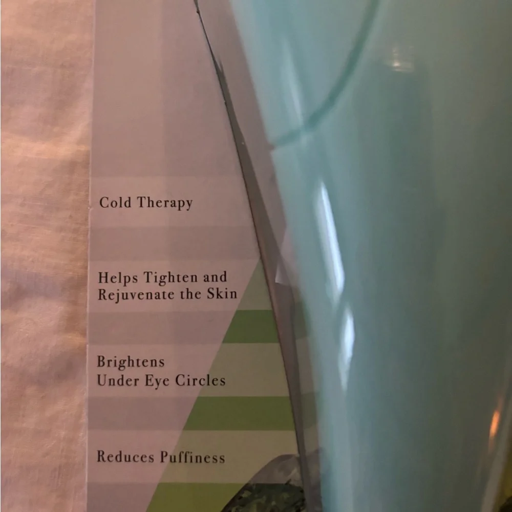 Face and  body ice roller by VIVASPA. Beauty redefined.‎